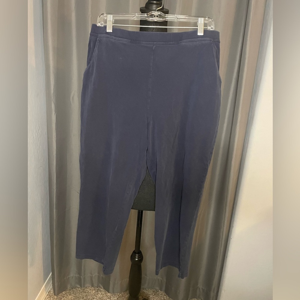 127. LL Bean Pull On Capri Pants, Size L, good condition